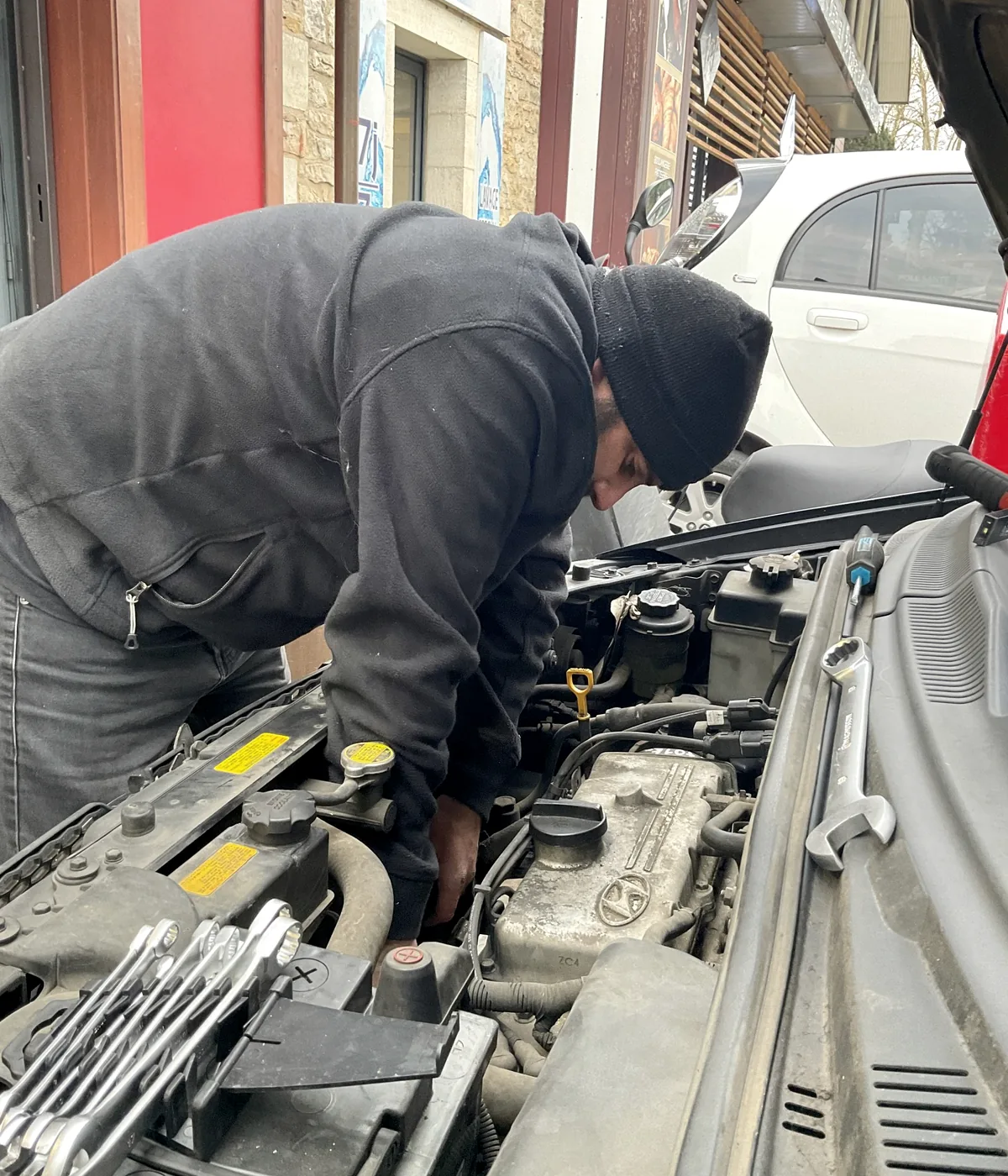 Mécanicien AURMIKAUTO travaillant sur un moteur
